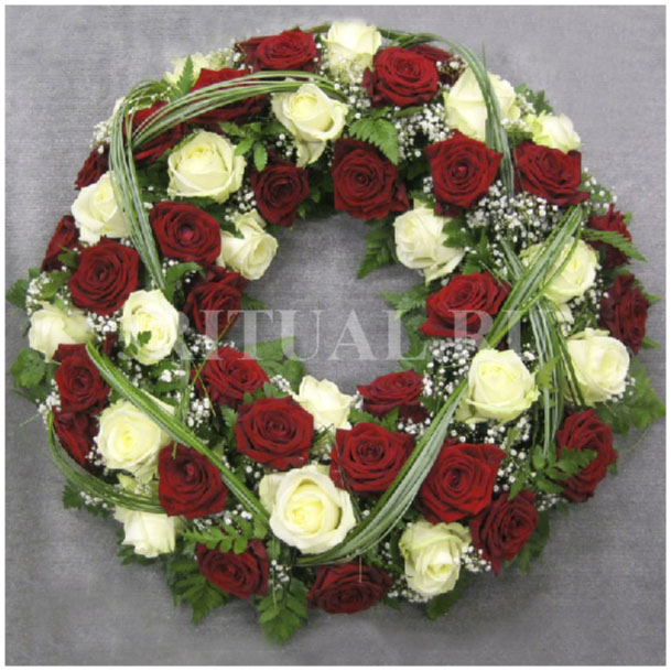 product: Коассический европейский венок с крсными и белыми розами | Купить ритуальный венок на сайте 5-РИТУАЛ.
