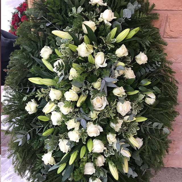 С белыми розами.