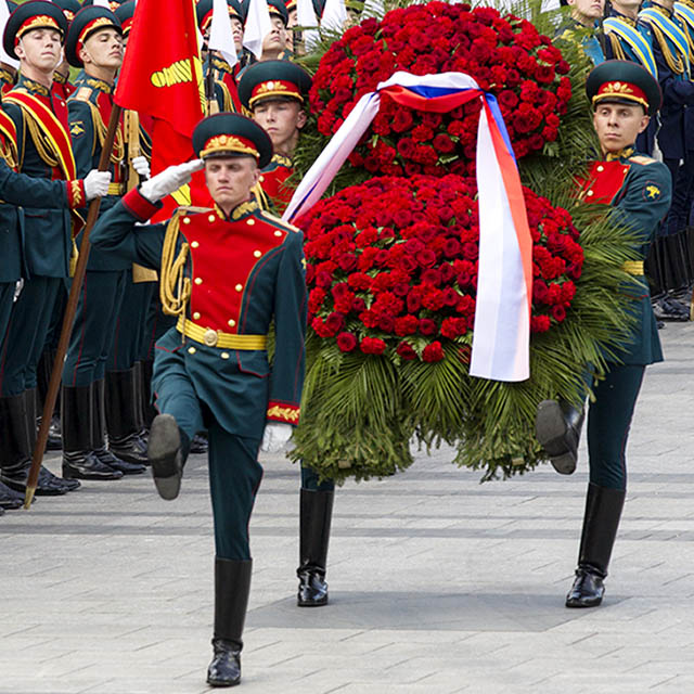 Возложение венков на Красной площади - Заказать венок ко Дню Победы.