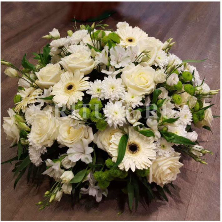 product: Корзина с розами и геоберами белого цвета для траурной церемонии | Траурная корзина с цветами № 36 - фото № 1.